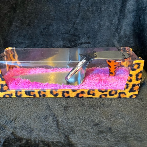 Cake knife in the shape of a high heel. - Picture 1 of 3